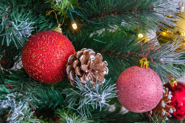 Kerstversiering Kerstspeelgoed Aan Dennenboom Vakantieconcept Met Glanzende Ballen Dennentakken — Stockfoto