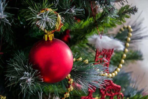 Noel süsü, çam ağacında xmas oyuncakları, parlak topları ve çam dalları olan bayram konsepti.