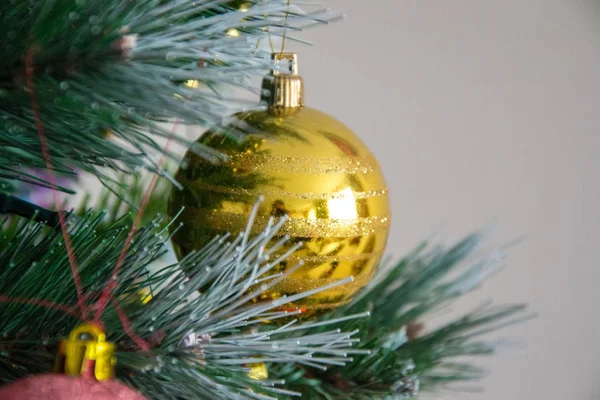 Kerstversiering Kerstspeelgoed Aan Dennenboom Vakantieconcept Met Glanzende Ballen Dennentakken — Stockfoto