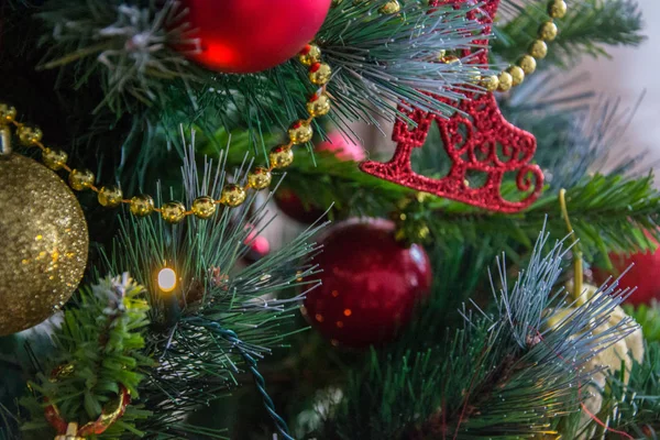 Kerstversiering Kerstspeelgoed Aan Dennenboom Vakantieconcept Met Glanzende Ballen Dennentakken — Stockfoto