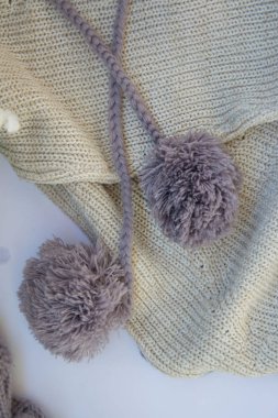 Örgü bluz ve ponponlu şapka yakın plan, kış konsepti.