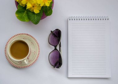 Beyaz kağıt, ofiste bir ders kitabının boş sayfası, kopyalama alanı, iş konsepti, farklı düzenlenmiş nesneler