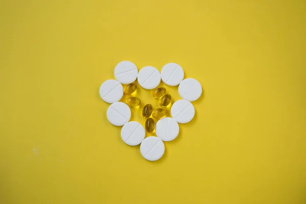 Detailní Záběr Zlaté Barvy Olejové Doplňky Kulaté Bílé Pilulky Které — Stock fotografie