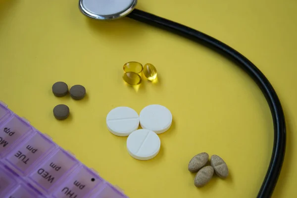 Hromada Pilulek Kapslí Krabička Pro Skladování Léků Lékařského Stetoskopu Měřiče — Stock fotografie