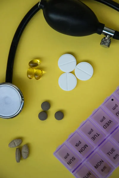 Hromada Pilulek Kapslí Krabička Pro Skladování Léků Lékařského Stetoskopu Měřiče — Stock fotografie