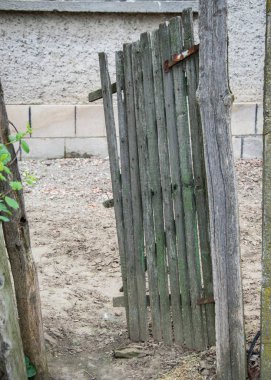 Arka bahçedeki eski ahşap kapı, kırık kapı, açık ya da kapalı bahçe kapısı, kırık ahşap kapı, kırsal manzara.
