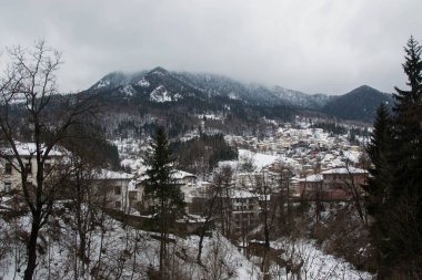Kış köyü - Smolyan, Bulgaristan. Kar ve küçük evlerle manzara, kötü kış havası - güzel doğa manzaralı arka plan - görüntü