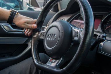 Smolqn, Bulgaristan - 22 Mart 2019 - Audi 'yi süren adam, ulaşım konsepti, yolda direksiyon beyazı kullanan eller