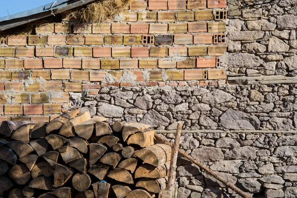 Duvarın Önünde Tuğlalarla Dolu Bir Odun Yığını Kütükler Isıtma Için — Stok fotoğraf