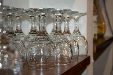 Bar tezgahında bir yığın temiz bardak, ahşap raf, otelde, restoranda, içeride servis.