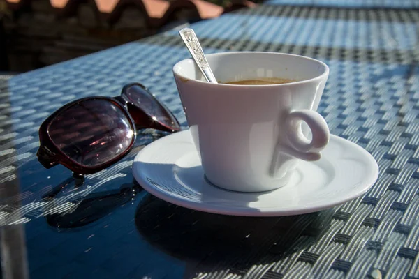Una Taza Café Aire Libre Gafas Sol Primer Plano Una — Foto de Stock