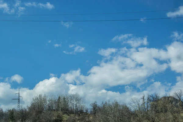 Schöne Wolken Vor Blauem Himmel Und Silhouetten Von Bergen Und — Stockfoto