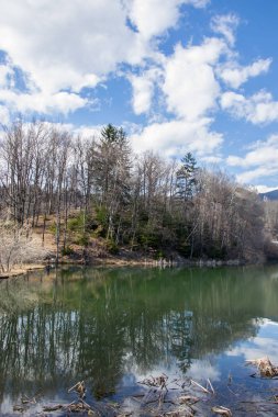 Dağ manzarası, güzel mavi gökyüzü ve beyaz bulutlar, göl ve ağaçlar suda yansıyor, orman manzarası, Smolyan, Bulgaristan