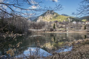 Dağ manzarası, güzel mavi gökyüzü ve beyaz bulutlar, göl ve ağaçlar suda yansıyor, orman manzarası, Smolyan, Bulgaristan