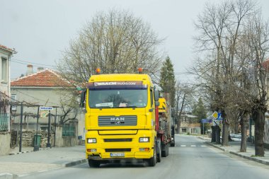 Kış yolu ve büyük bir kamyon. Kamyon