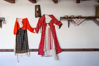 Bulgaristan 'ın Smilen kenti - Bulgaristan' daki eski Bulgar evi, etnoğrafyası, geleneksel kostümleri bir duvara asıldı
