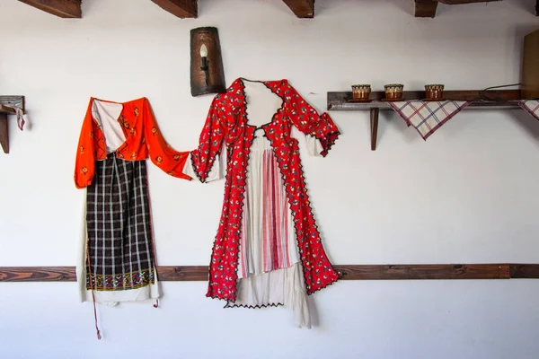 Bulgaristan 'ın Smilen kenti - Bulgaristan' daki eski Bulgar evi, etnoğrafyası, geleneksel kostümleri bir duvara asıldı