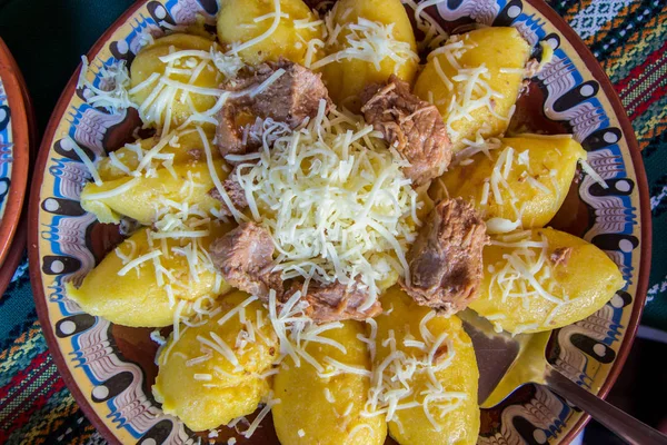 Doğal yiyecek, hominy ya da mamaliga tepside rendelenmiş peynir, geleneksel Bulgar yemeği.