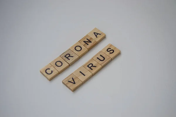 Blocchi Legno Quadrati Con Lettere Corona Virus Isolati Sfondo Bianco — Foto Stock