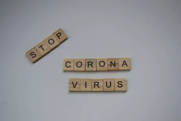 네모진 블록에는 코로나 바이러스가 배경에 고립되며 전염병 바이러스 의학적 개념이 — 스톡 사진