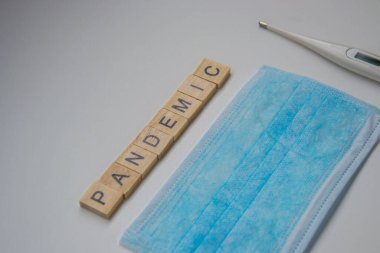 Beyaz arka planda izole edilmiş tahta karolar, covid-10 corona virüsü salgını, taç virüsü, termometre ve maske, sağlık ve tıbbi konsept