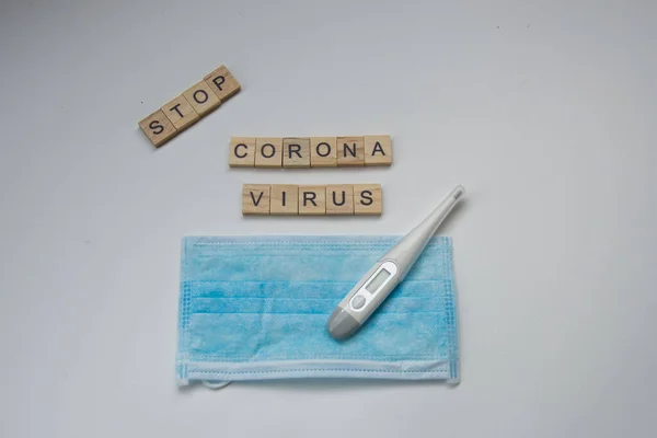 Piastrelle Legno Con Lettere Corona Virus Isolate Sfondo Bianco Pandemia — Foto Stock