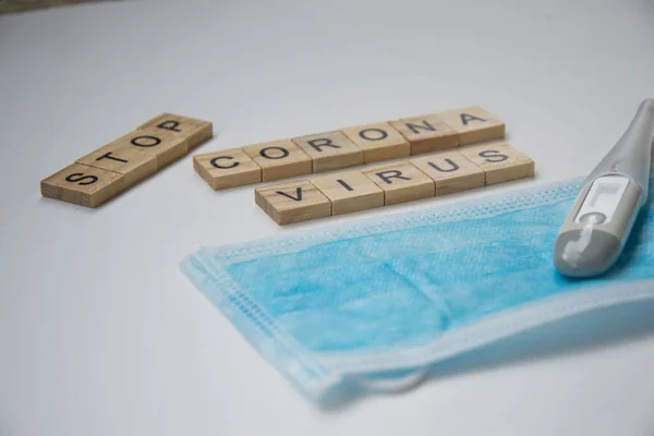 Telhas Madeira Com Letras Vírus Corona Isolado Fundo Branco Covid — Fotografia de Stock