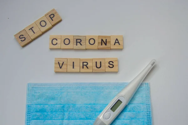 Piastrelle Legno Con Lettere Corona Virus Isolate Sfondo Bianco Pandemia — Foto Stock