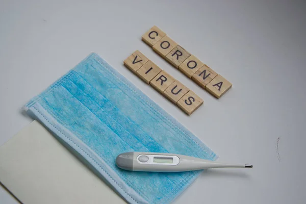 Telhas Madeira Com Letras Vírus Corona Isolado Fundo Branco Covid — Fotografia de Stock