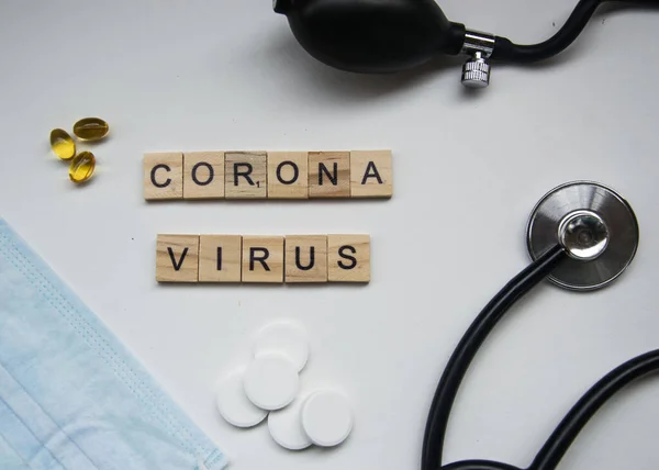 Mattonelle Legno Con Lettere Corona Virus Sfondo Bianco Covid Virus — Foto Stock