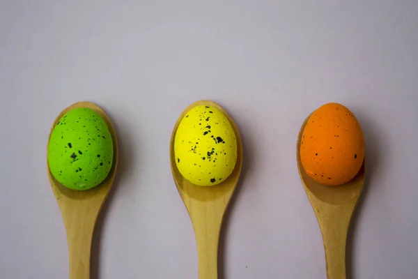 Colorful Easter Eggs Pale Pink Background Egg Wooden Spoons Green — Stock Photo, Image