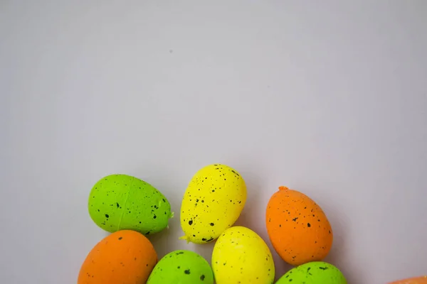 Soluk Pembe Arka Planda Renkli Paskalya Yumurtaları Renkli Yumurtalar Dekor — Stok fotoğraf