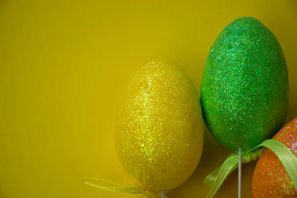 Gros Plan Oeufs Pâques Colorés Sur Une Table Jaune Concept — Photo