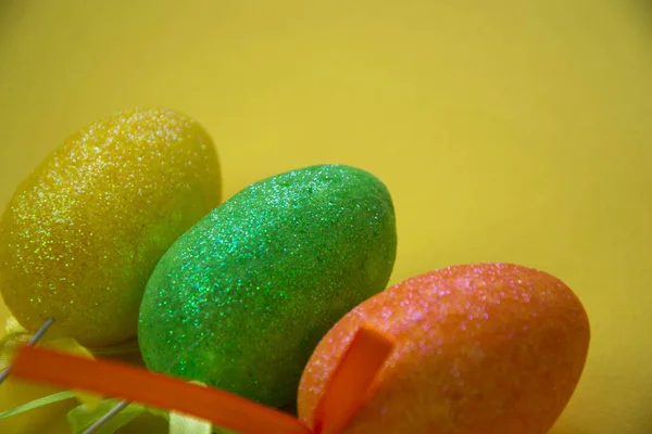Sarı Bir Masanın Üzerindeki Renkli Paskalya Yumurtalarını Paskalya Bayramı Konseptini — Stok fotoğraf