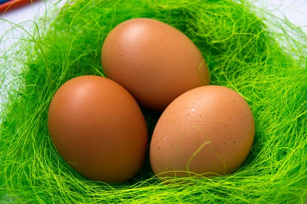 Nido Verde Con Decoración Huevos Pascua Beige Pollo Primer Plano — Foto de Stock