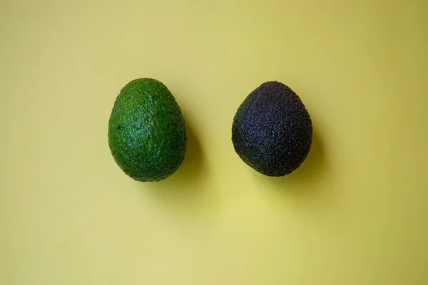 Abacate Verde Inteiro Maduro Fruta Close Conceito Alimentação Saudável Isolado — Fotografia de Stock