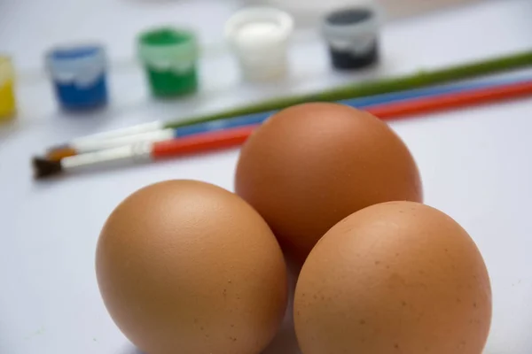 Tres Huevos Pollo Marrón Pascua Con Pinturas Borrosas Paleta Colores — Foto de Stock