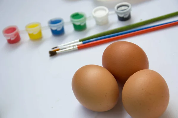 Tres Huevos Pollo Marrón Pascua Con Pinturas Borrosas Paleta Colores — Foto de Stock