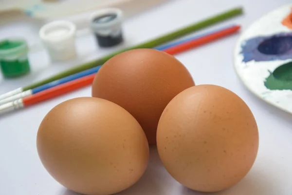 Tres Huevos Pollo Marrón Pascua Con Pinturas Borrosas Paleta Colores — Foto de Stock