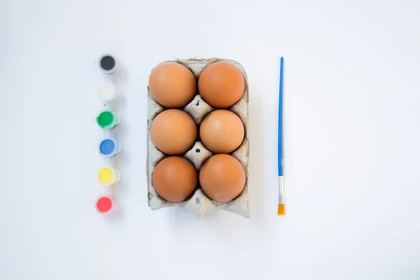 Huevos Pollo Marrón Pascua Envase Cartón Con Pinturas Paleta Colores — Foto de Stock