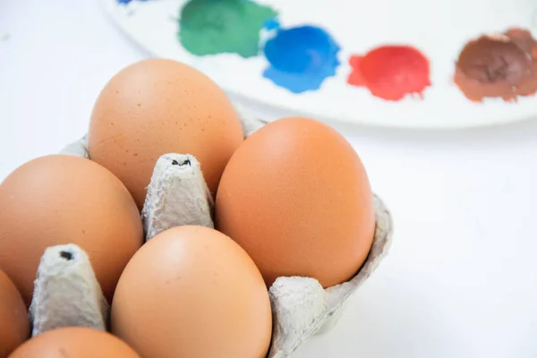 Huevos Pollo Marrón Pascua Envase Cartón Con Pinturas Borrosas Paleta — Foto de Stock