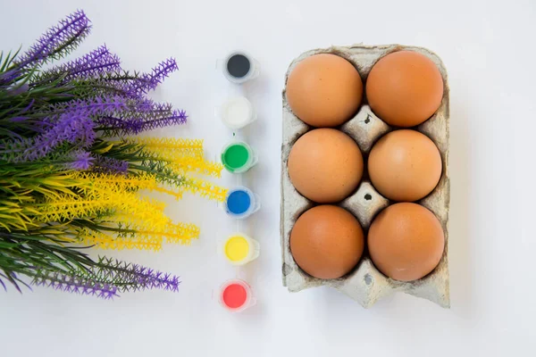 Huevos Pollo Marrón Pascua Envase Cartón Con Pinturas Paleta Colores — Foto de Stock