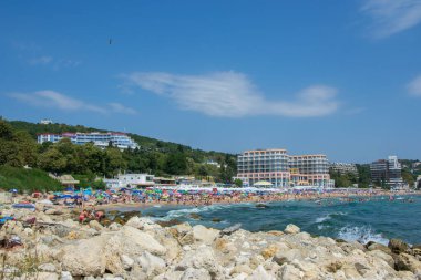 İnsanlar sıcak havanın, plaj eğlencesinin, plajda otellerin olduğu tatil yerlerinin, yaz mevsiminin tadını çıkarıyorlar.