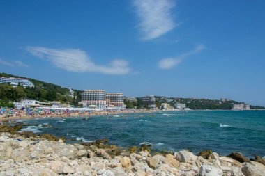 İnsanlar sıcak havanın, plaj eğlencesinin, plajda otellerin olduğu tatil yerlerinin, yaz mevsiminin tadını çıkarıyorlar.