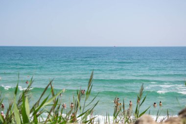 İnsanlar sıcak havanın, plaj eğlencesinin tadını çıkarıyor. Sudaki insan, tatil beldesi, yaz tatilinde denizde dinlenme.