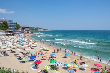 İnsanlar sıcak havanın, plaj eğlencesinin, plajda otellerin olduğu tatil yerlerinin, yaz mevsiminin tadını çıkarıyorlar.