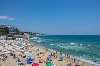 İnsanlar sıcak havanın, plaj eğlencesinin, plajda otellerin olduğu tatil yerlerinin, yaz mevsiminin tadını çıkarıyorlar.