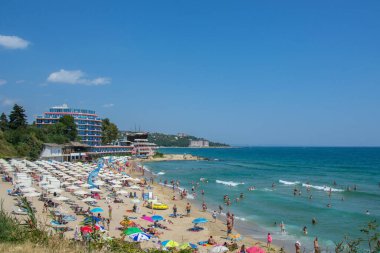 İnsanlar sıcak havanın, plaj eğlencesinin, plajda otellerin olduğu tatil yerlerinin, yaz mevsiminin tadını çıkarıyorlar.