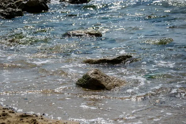 Piękny Dziki Krajobraz Plaży Słoneczny Dzień Fale Wodne Uderzające Klify — Zdjęcie stockowe