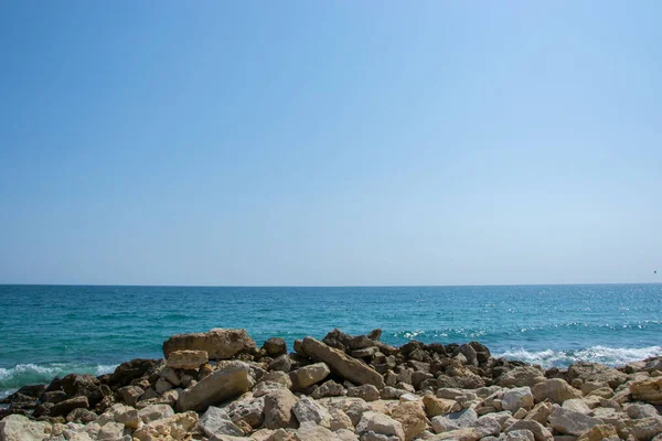 Hermoso Paisaje Playa Salvaje Día Soleado Olas Agua Golpeando Los — Foto de Stock